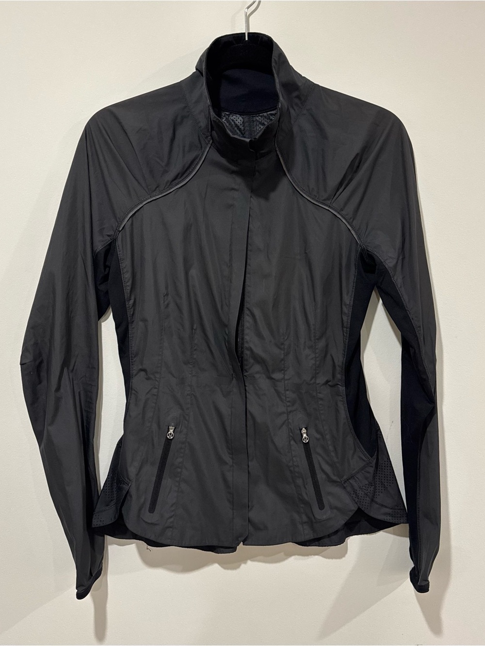 Lululemon black long sleeve zip up top jacket sz 4 high neck pockets vented back